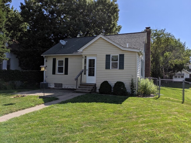 Building Photo - College Ave House Rental