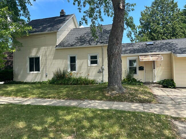 Building Photo - 423 Maryhill Dr