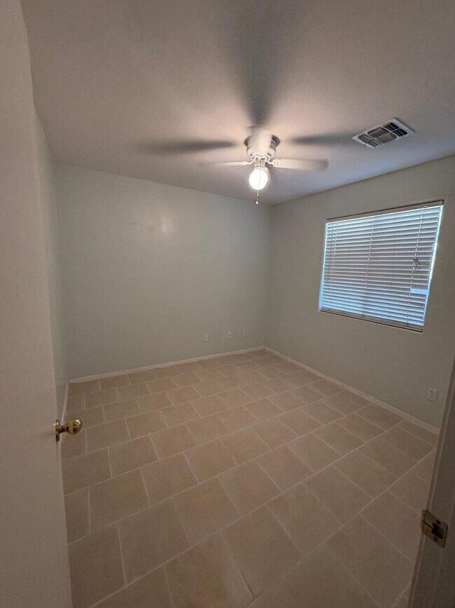 Foto del edificio - 582 S 152nd Ln