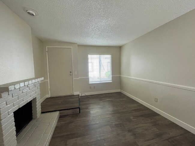 Building Photo - Beautifully Modern 2bd 1bth Apartment Home...
