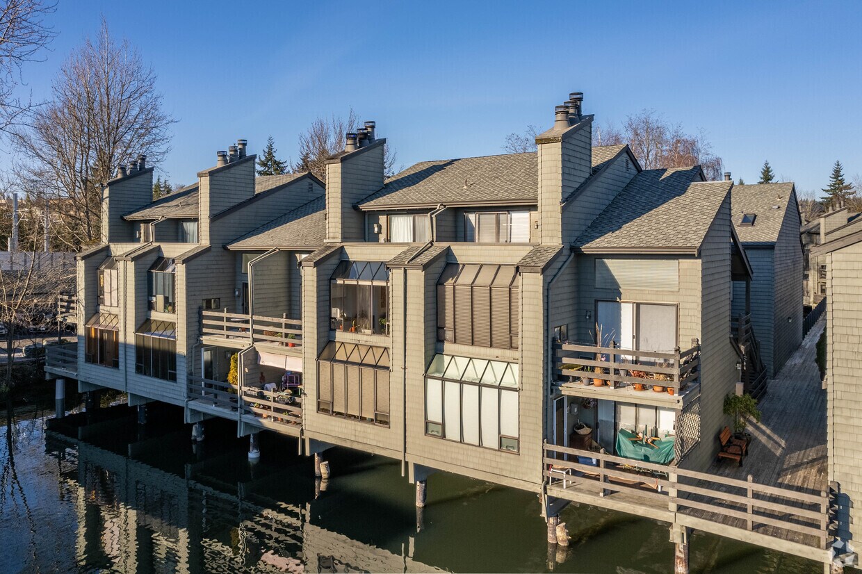 Lakes Village Apartments in Bellevue, WA