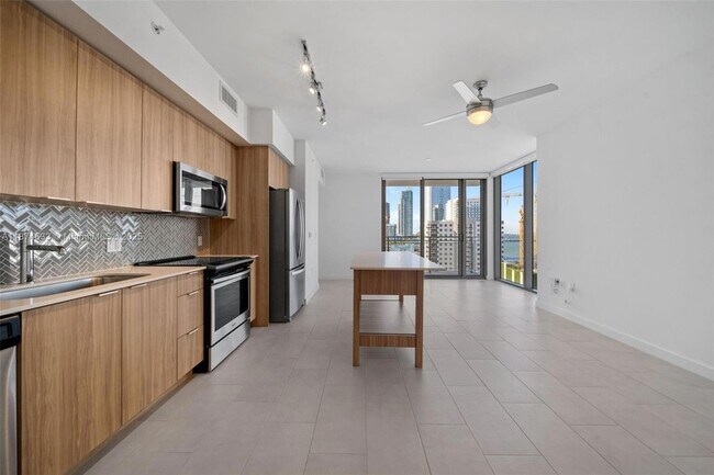 Foto del edificio - 2150 N Bayshore Dr
