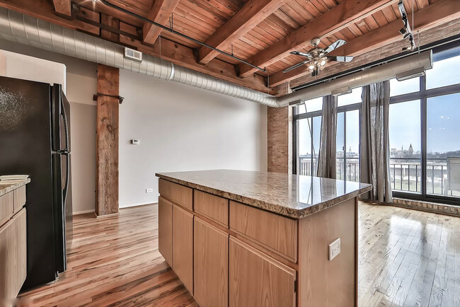Building Photo - 1250 W Van Buren St