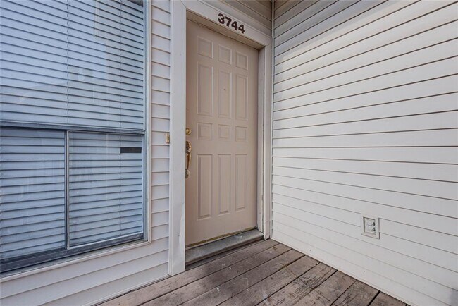 Building Photo - 3744 Thistlemont Dr