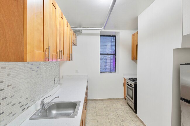 Building Photo - 583 W 177th St