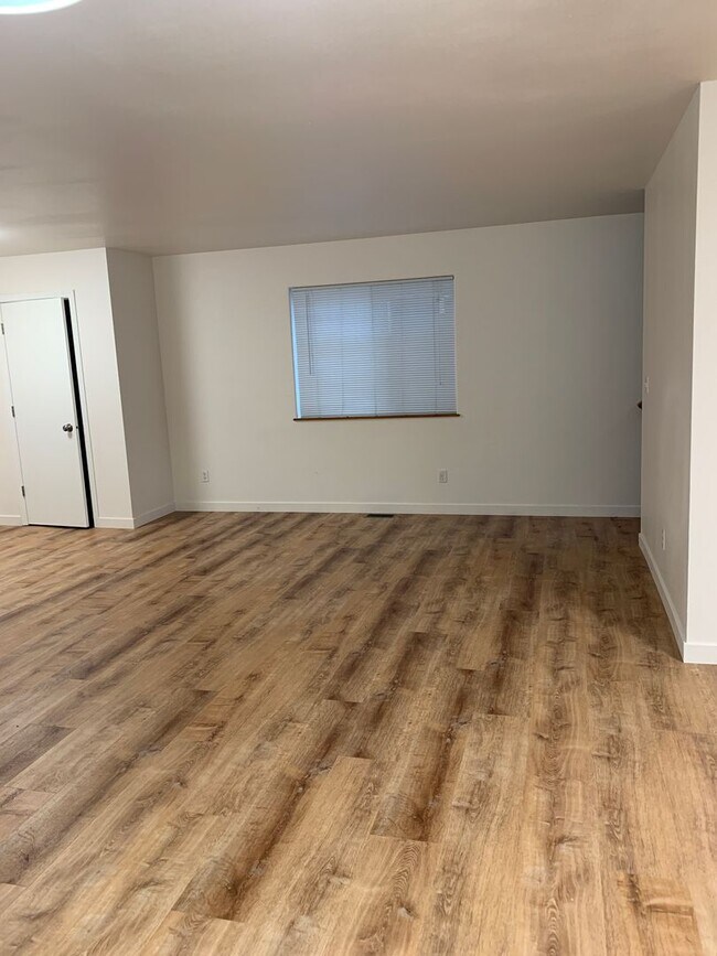 Foto del edificio - 3 Bdrm, 1 & 1/2 Ba | Muldoon & E 36th Ave area | ASK ABOUT HOLIDAY MOVE IN SPECIAL!!