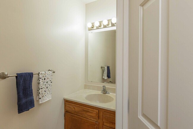 Building Photo - Updated Townhouse with Deck, Basement, New...