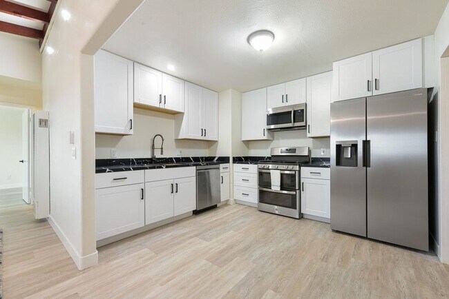 Foto del edificio - MUST SEE 3 BED 2 BATH HOUSE WITH  UTILITIES INCLUDED, GARAGE & YARD! CALL 6 1 9  8 8 8 5 5 5 4 TO...