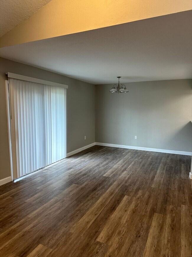 Building Photo - *** FIRST MONTH FREE *** 3 BEDROOM/ BATHRO...