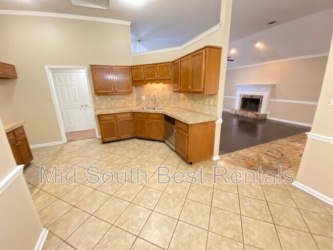 Building Photo - 7850 Meadow Trail Dr
