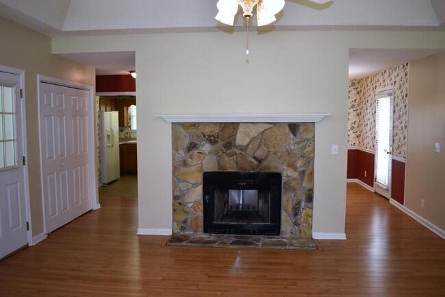 Building Photo - 135 Country Oaks Dr