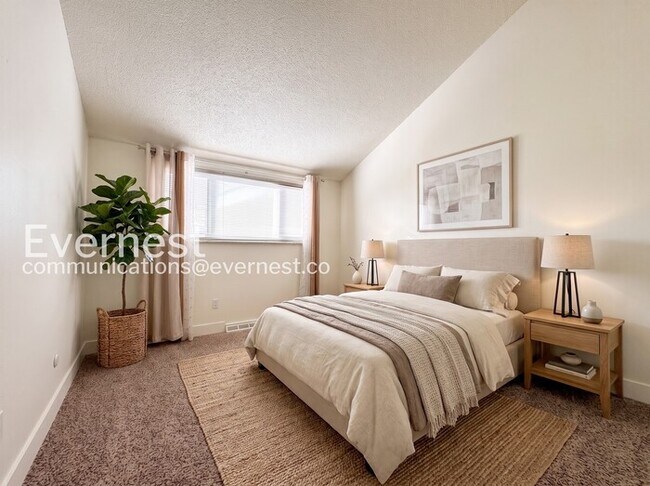 Building Photo - 3 Bed/2 Bath Town Home with Carport / Available Now!