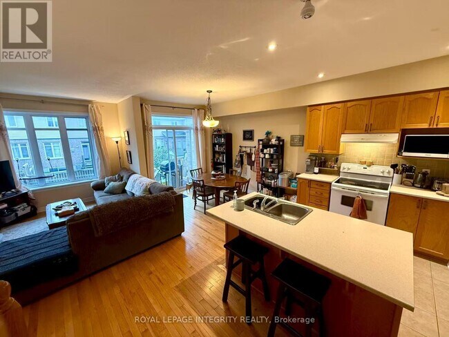 Building Photo - 1029 Ottenbrite Cres