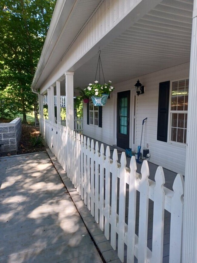 Building Photo - 3 br, 2 bath House - 7569 King Rd.