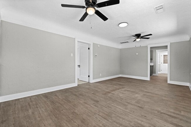 Building Photo - 3 br, 1 bath House - 3825 E Mono St