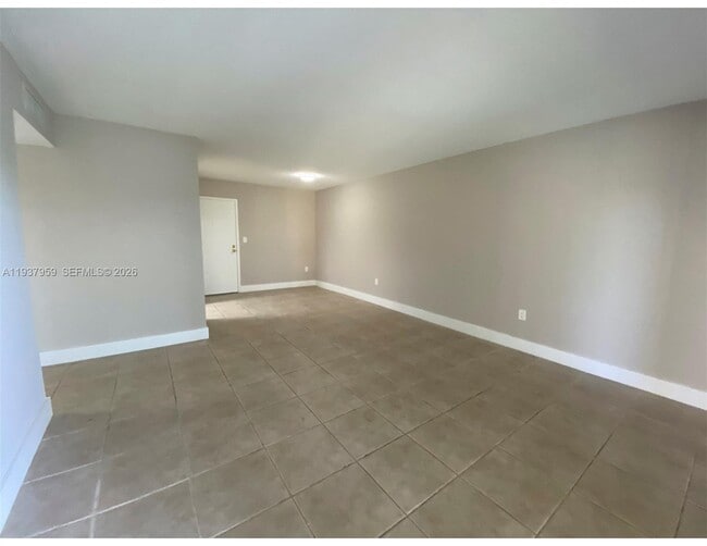 Building Photo - 10431 N Kendall Dr