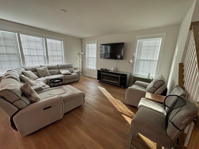 Building Photo - Beautiful 5 Bedroom Home in Cabin Branch!