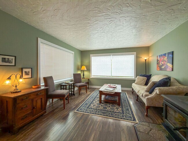Foto del edificio - 521 Gunn Rd