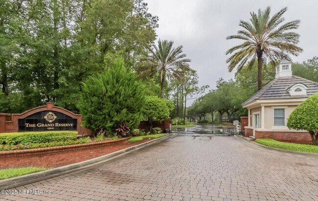 Foto del edificio - 13810 Sutton Park Dr N