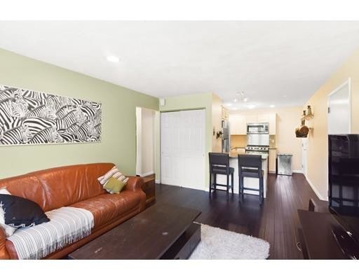 Building Photo - 239 Main St