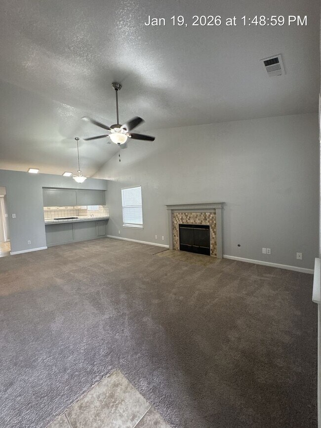 Building Photo - 3 Bedroom Home Available Now!!
