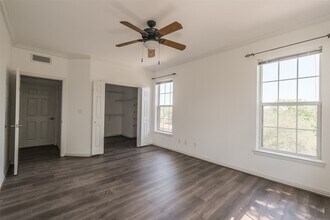 Building Photo - 2111 Welch St