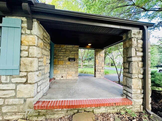 Building Photo - {8100} Picture Perfect Leawood Cottage + C...