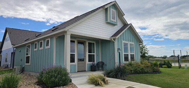 Foto del edificio - Townhome With Fenced Yard, Neighborhood Pickleball Court, Dog Park, Yard Maintenance Paid