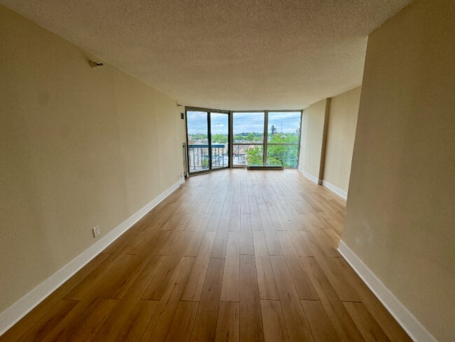 Foto del edificio - 1660 N Prospect Ave