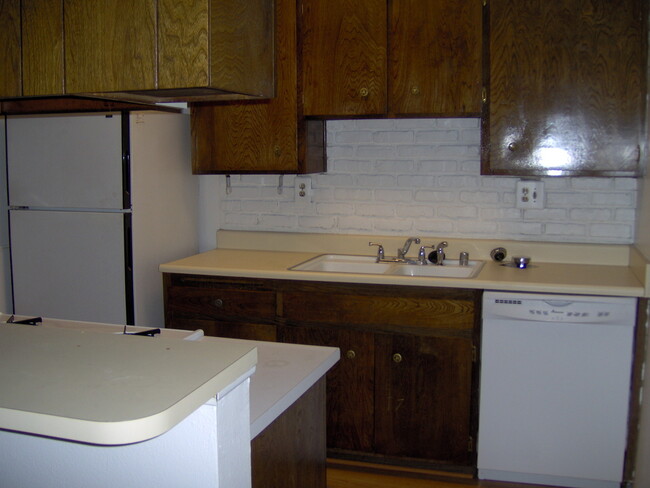 Building Photo - Cute 2 Bedroom 1 Bathroom Townhome!!!