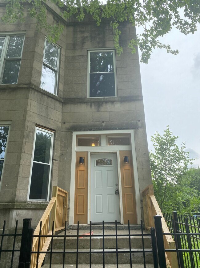 Building Photo - 6146 S May St