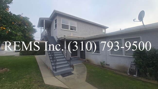 Foto del edificio - Bright and Renovated Upstairs Apartment w/ Laundry & Parking