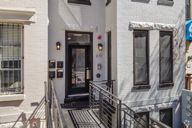 Entrada - 611 2nd St NE