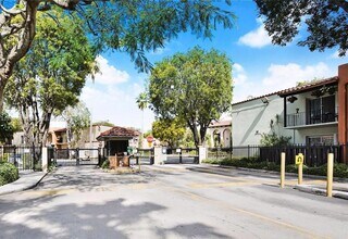 Building Photo - 10740 N Kendall Dr