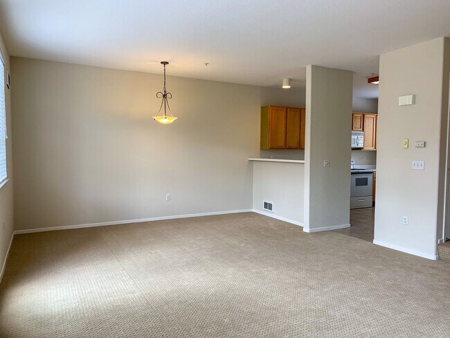 Building Photo - Lovely Bright and Spacious Two Bedroom Tri-Level Condo