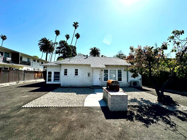 Building Photo - 607-611 N. El Molino Avenue