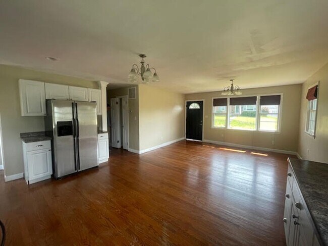 Foto del edificio - Three Bed Room Two Bath Single-Family Home