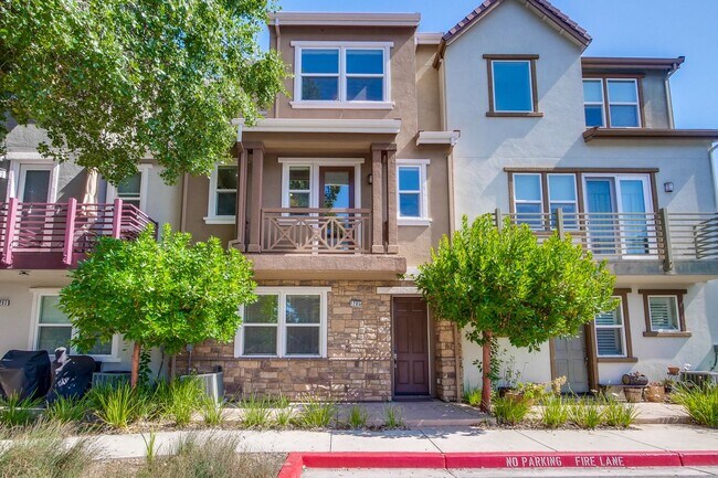 Foto del edificio - Excellent 4 Bed 2.5 Bath Town Home!