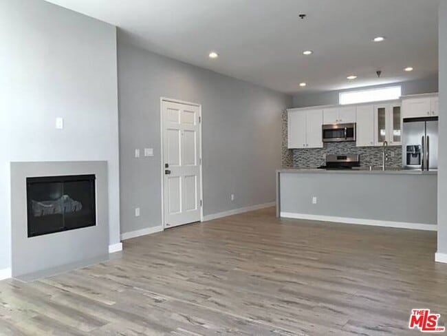 Building Photo - 10560 Santa Monica Blvd