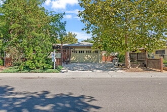 Building Photo - 834 Linden Ln