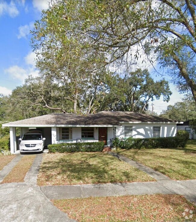 Building Photo - 625 Hinton Crescent