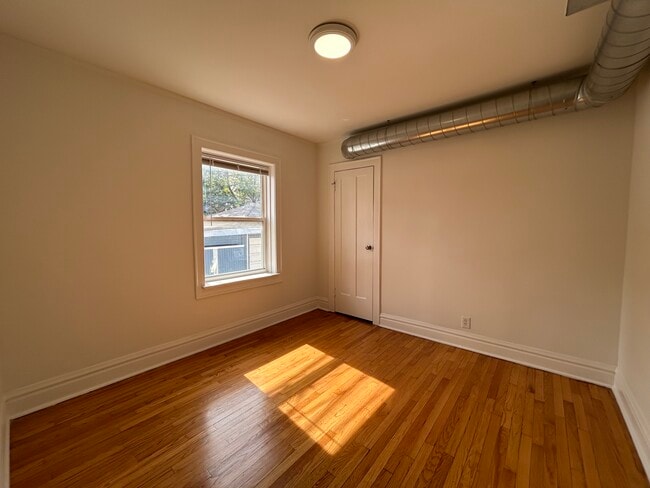 Foto del edificio - 3018 N Karlov Ave