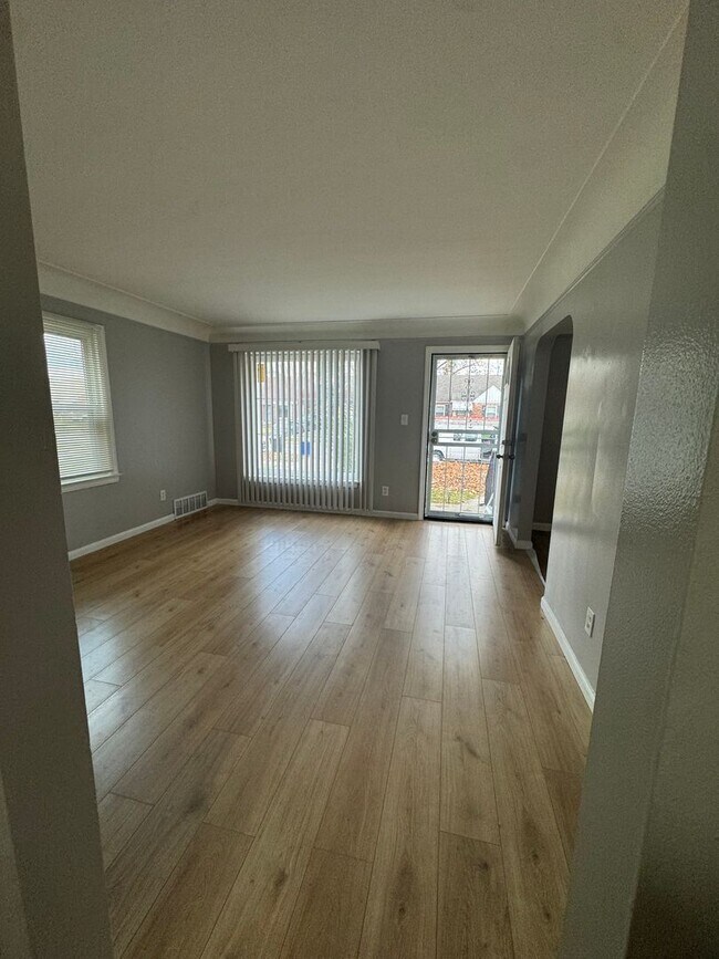 Building Photo - 3 Bedroom Bungalow