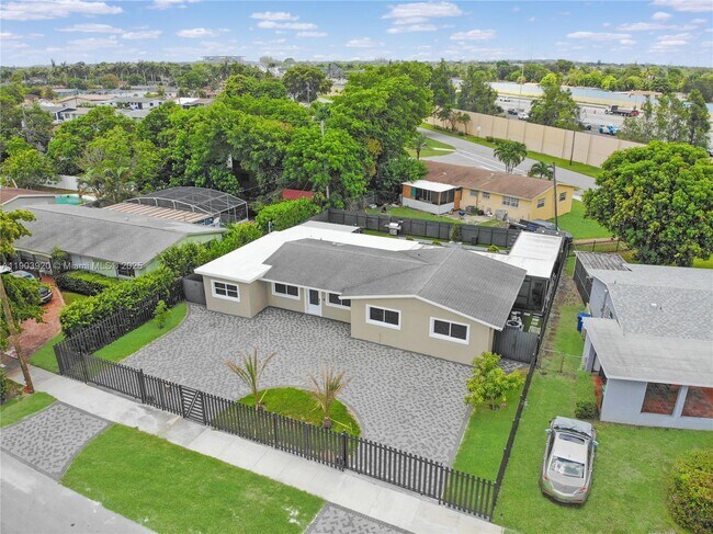 Foto del edificio - 801 NW 172nd Terrace