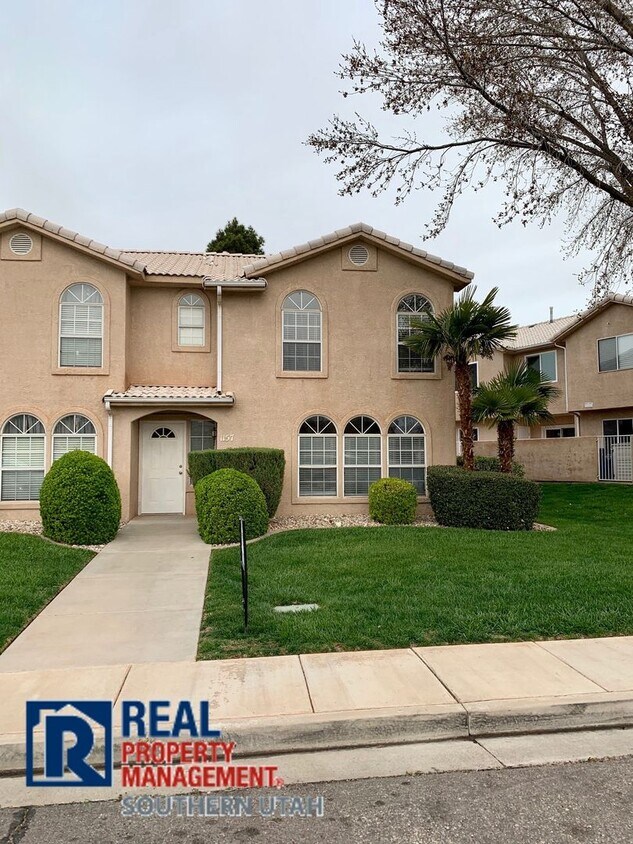 Foto principal - Park side Townhome End Unit!