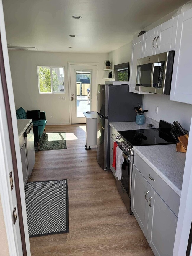 Building Photo - 825 Calle de Arboles