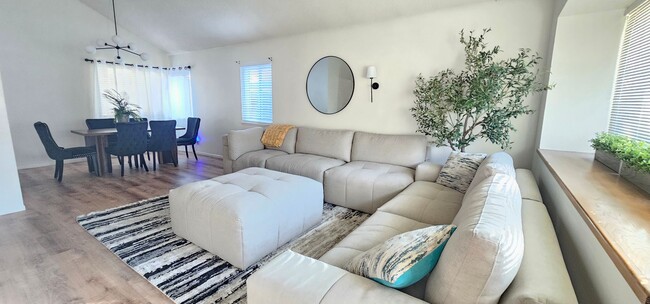 Building Photo - 946 Roosevelt St