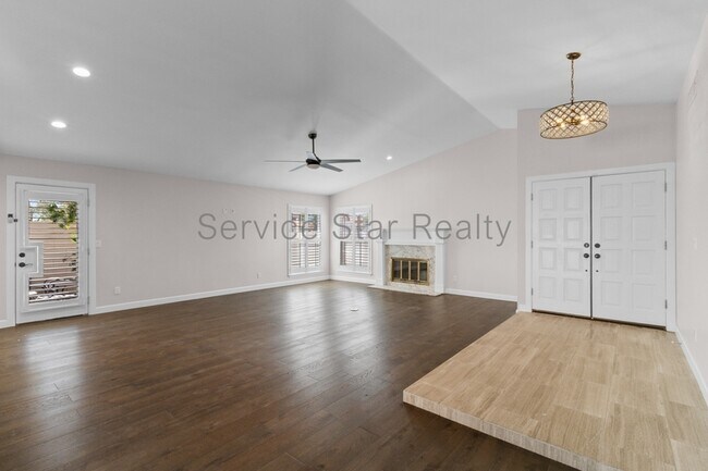 Foto del edificio - 1703 N La Rosa Dr