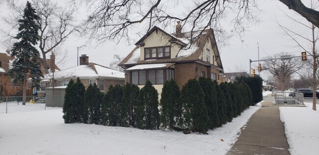 Building Photo - 283 W North Ave