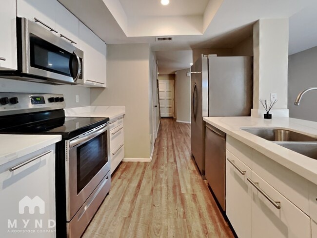 Building Photo - 1404 La Jolla Dr